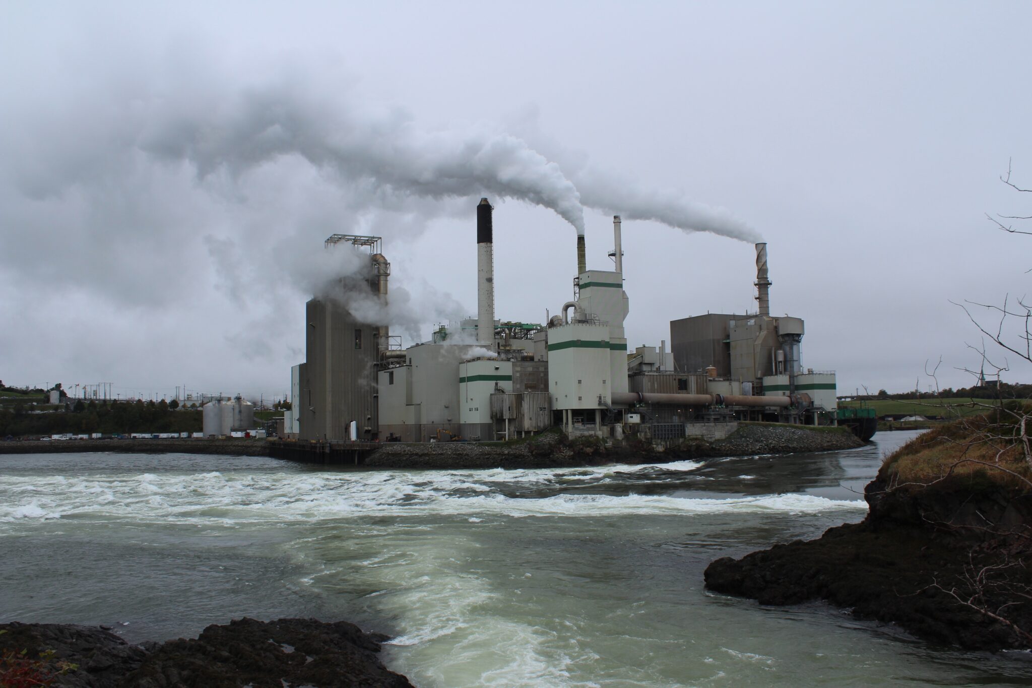 Заводы загрязняют воду. Фабрики и заводы загрязняющие природу. Загрязнение воды от заводов. Вода загрязняется от заводов.